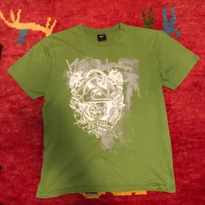 Vintage affliction style quiksilver  - Orkar inte skriva man ser allt på bilderna, ts boring asf,  65x51.5 size Large fit medium