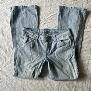 Jeans  - De är urtvättade (materialet tunnare) utöver det är de i bra skick. Mått: midjemått rakt över 40 grenhöjd 21,5 benöppning 25 innerbenslängd 80cm💗 jag är 180