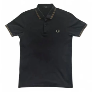 Fred Perry piké  - En svart fred Perry piké i storlek xs. Mycket bra skick. Inga fläckar eller hål. Skriv i DM om intresserad eller har frågor. Kan även skicka fler bilder samt mått. Pris kan diskuteras 