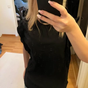 Svart blus - Säljer en stilren svart blus med korta ärmar. Perfekt för en enkel och elegant look. Passar bra till både jeans och kjol. Säljer även i vit. ❤️