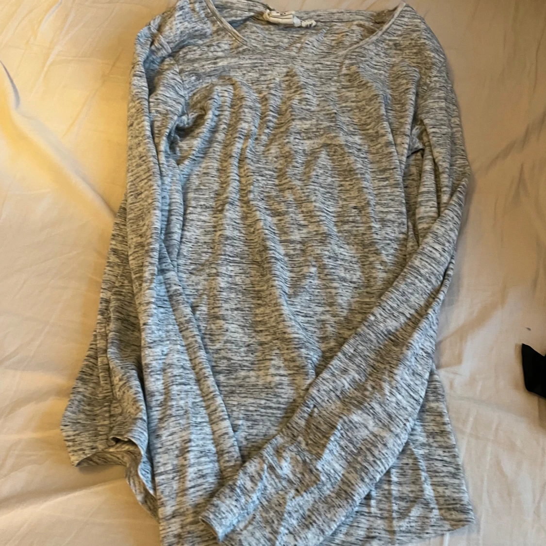 Grå långärmad tröja