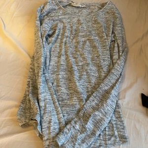 Grå långärmad tröja - Säljer en stilren grå långärmad tröja 