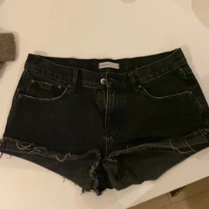Svarta jeansshorts - Svarta low waist short ifrån Gina Tricot. Köpte förra sommarn men satt för löst i midjan och låren så säljer nu.