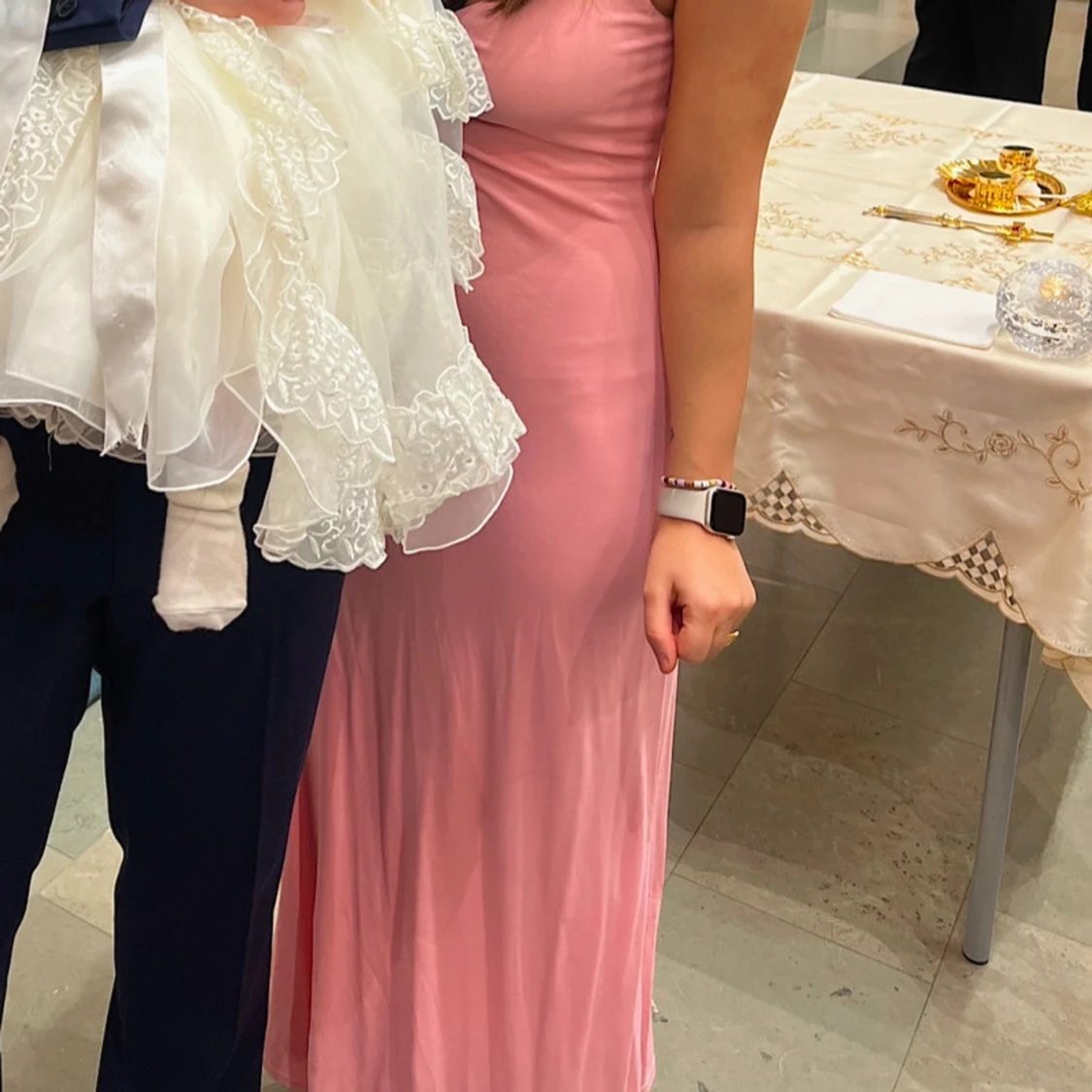 Rosa klänning med utskärningar - 4