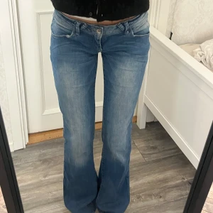 Lågmidjade utsvängda jeans  - Jätte fina vintage jeans!😊 Är från 2000-talet. Jag är 166 som referens och de är stora på mig, men bra i längden. Måtten: Innerben: 82 cm, midja rakt över: 38 cm Kom privat för frågor eller liknande❤️
