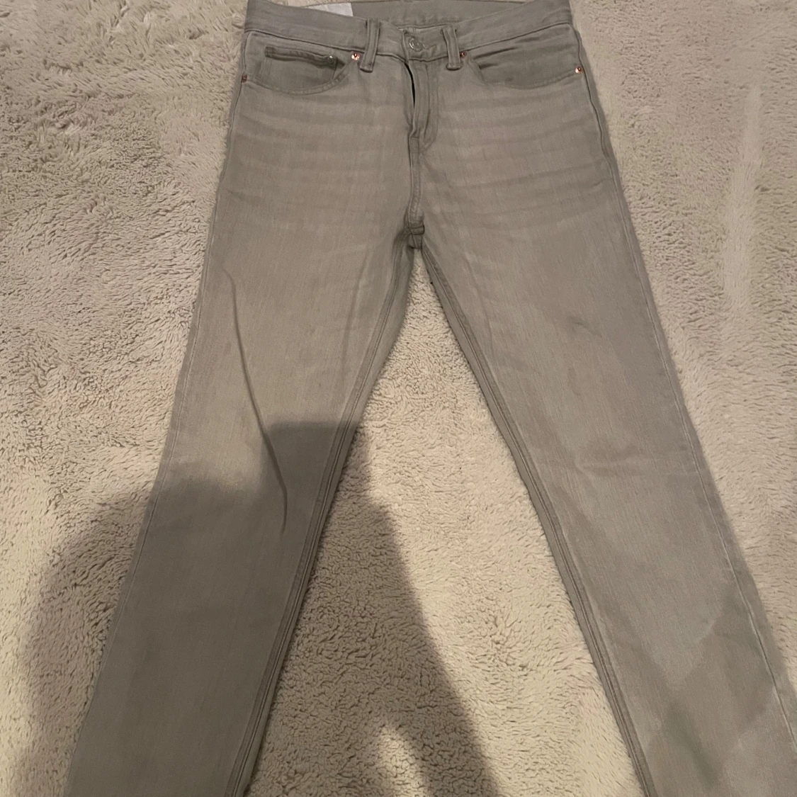 Grå jeansbyxor