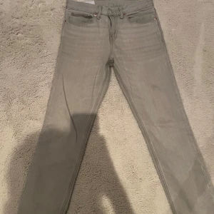 Grå jeansbyxor - Snygga grå jeansbyxor med en klassisk design. De har en rak passform och är tillverkade i ett slitstarkt material. Perfekta för en stilren look.