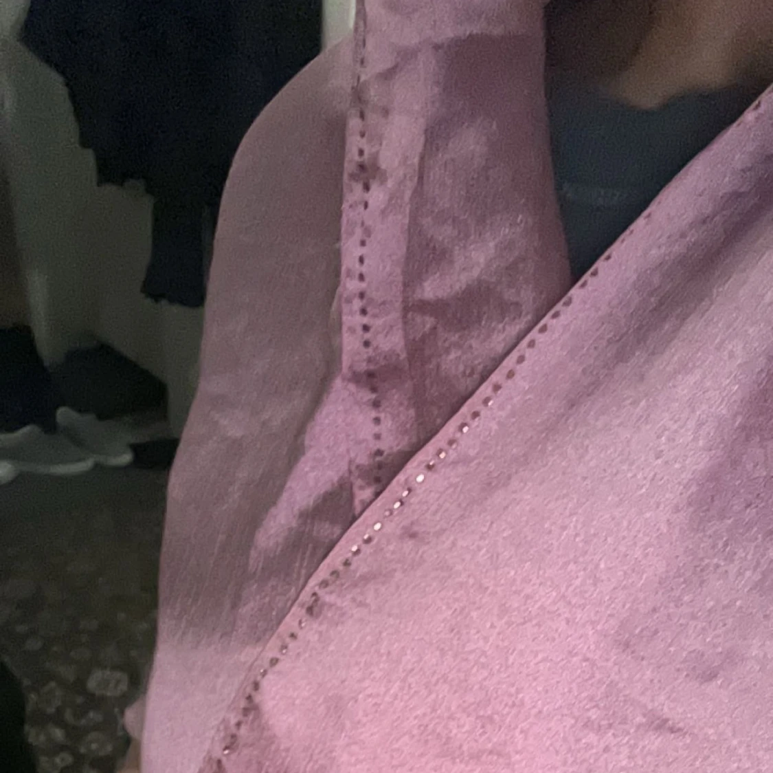 Rosa halsduk/ sjal med glittrig detalj - 1