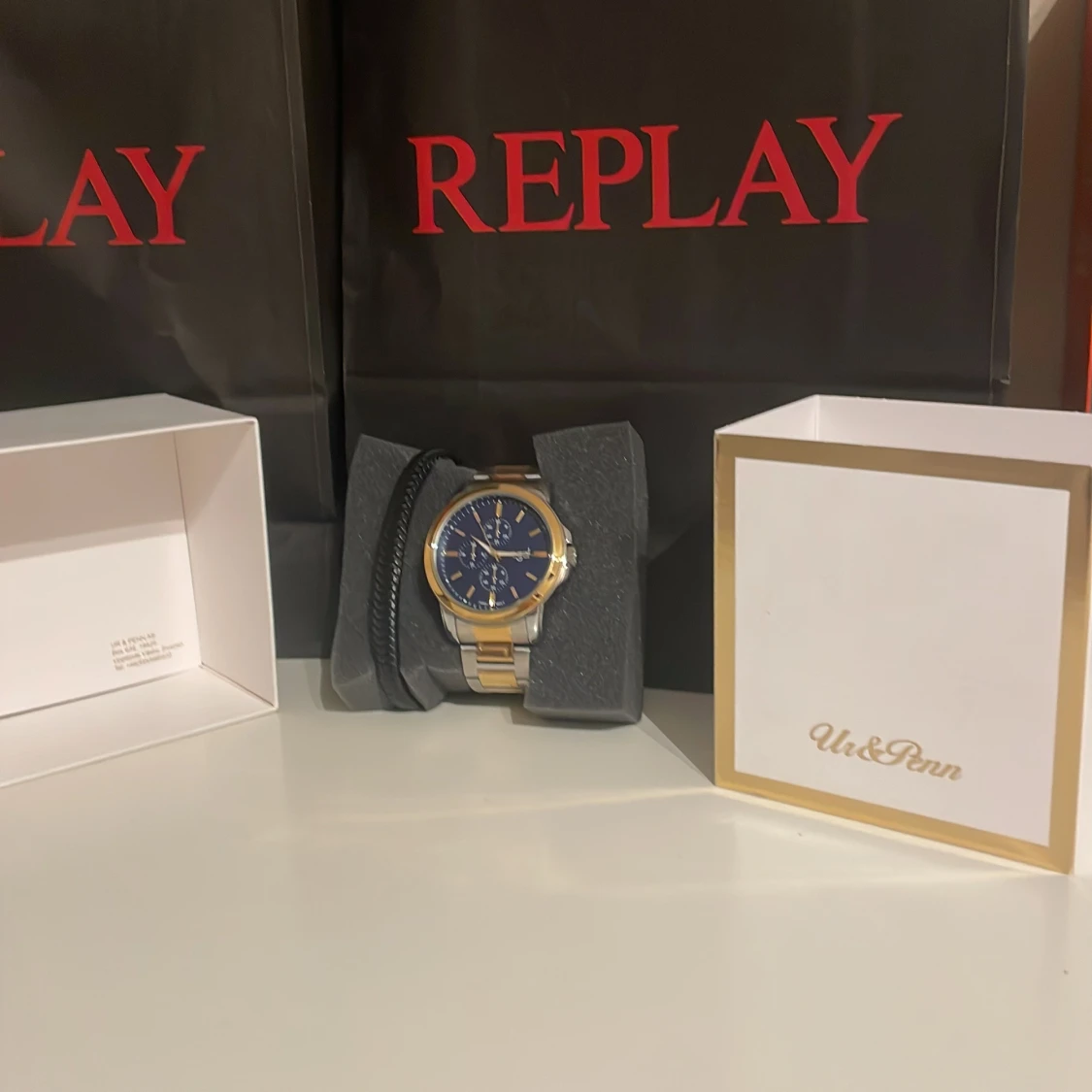 Blå, silver och guld klocka från regal