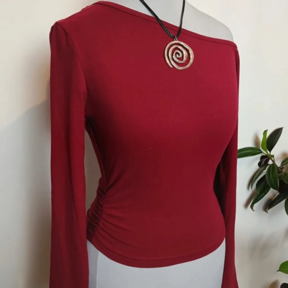 Röd långärmad one shoulder tröja, köpt på vinted men säljer då en var aningen för liten för mig 💞 inga defekter!. Yläosat.