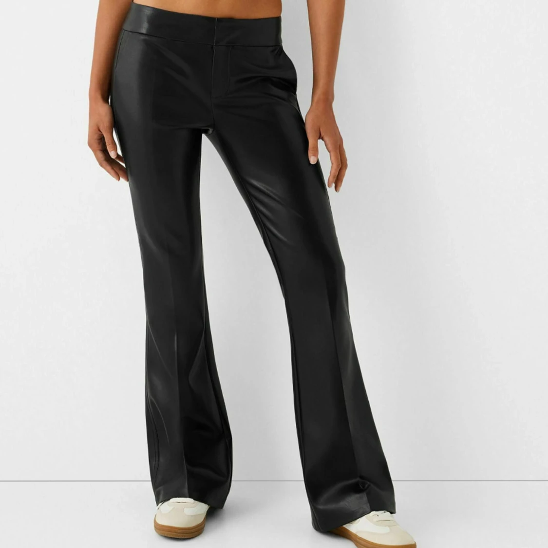 Lågmidjade skinnbyxor