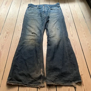 Weekday Flare - mörkblå Weekday jeans med Flare! oversized passform, storlek W30 L34. sänkt pris pga skicket. Mått: Längd, 11ocm, Midja 42cm, Benöppning 29cm. Möts upp på Södermalm, använd gärna "köp nu"