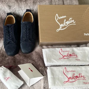 Christian Louboutin  - Ett par mörka Loubs perfekt för att se lite extra stilig med sin röda sula lådan  och dustbag tillkommer priset är inte hugget i sten skick 9,5/10 nästan oanvända skriv för minsta funderingar  ÖPPEN FÖR BYTEN PRIS KAN SÄNKAS Nypris: 8000