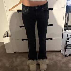 Svarta zara jeans - Snygga svarta jeans från zara, avklippta som passar mig som är 160 perfekt❤️