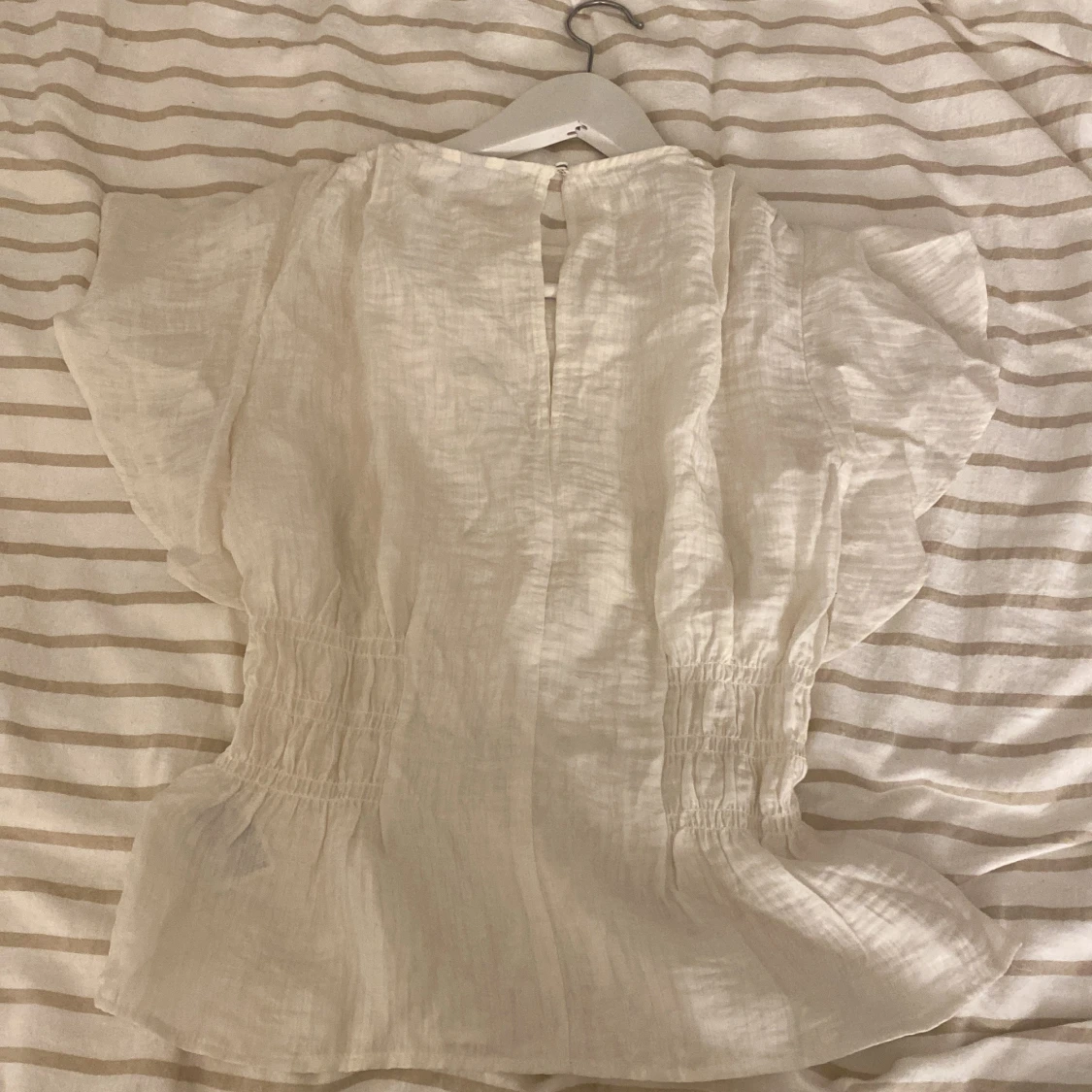 Vit blus med volangärmar - 1