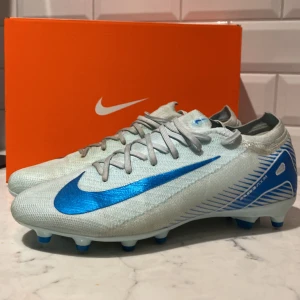 Nike air zoom mercurial vapor 16 PRO AG - Blåa mecurials som är använda två gånger. Storlek:43 Nypris: 1999kr, Mitt pris 899. Priset är hugget i sten!