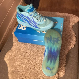 Basketskor - Tjena, nu säljer jag mina basketskor från puma, då basket spelandet har tagit slut för min del. skorna heter ”melo 02 Roty”. Skorna har flera olika defekter, men annars okej skick. Storlek 43, skriv om ni har frågor?