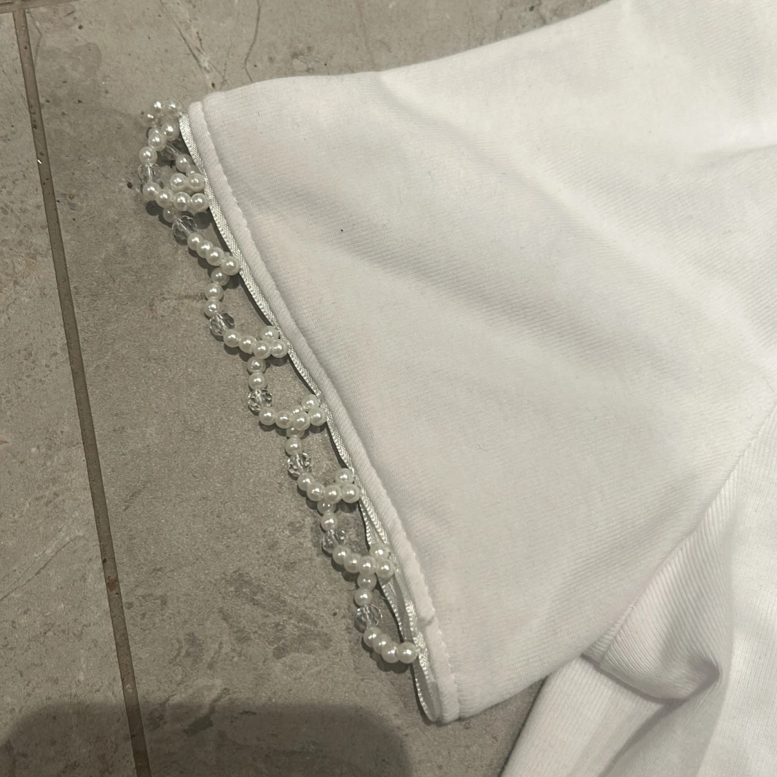  Vit t-shirt med pärldetaljer från Zara - 4