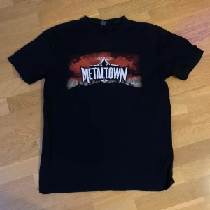 Korn T-shirts – 2000-talet - Korn Tour T-Shirt – 2000-tal 3 skjortor i bra skick.  En riktig raritet för hardcore-fans!