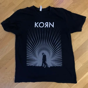 Korn T-shirts – 2000-talet - Korn Tour T-Shirt – 2000-tal 3 skjortor i bra skick.  En riktig raritet för hardcore-fans!