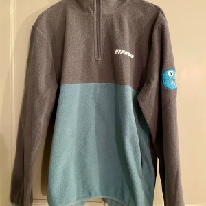 Fleece från Ripndip - Fleece från Ripndip ”D.N.A. Brushed Fleece 3/4 Zip Sweater (Dark Slate)”  Gott skick. Små noppor på mudden (kan skicka bilder).   Herr stl M