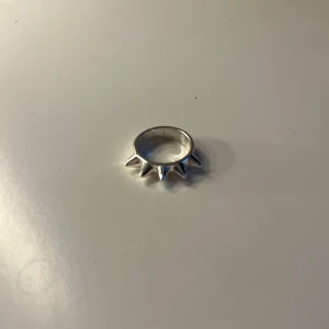 Silvrig ring med nitar - Aldrig använt 