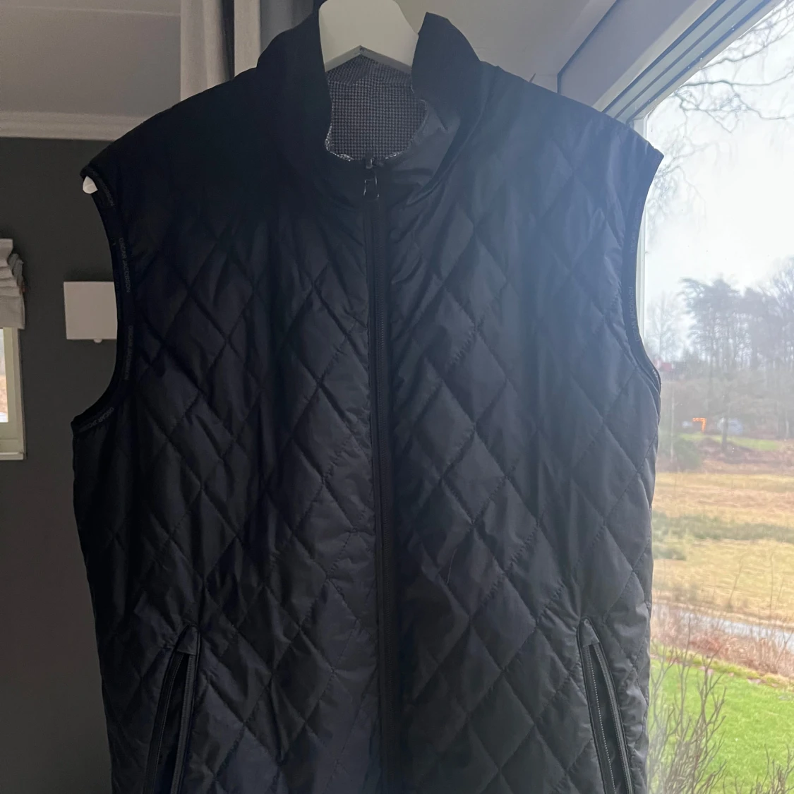 Svart quiltad väst från Oscar Jacobson - 4