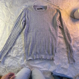 Grå tröja - Fin grå flätad tröja från Gina. Nyskick, storlek L på barn men passar XS/S också 