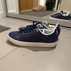 Adidas sneakers  - Knappt använda sneakers, från adidas i storlek 38