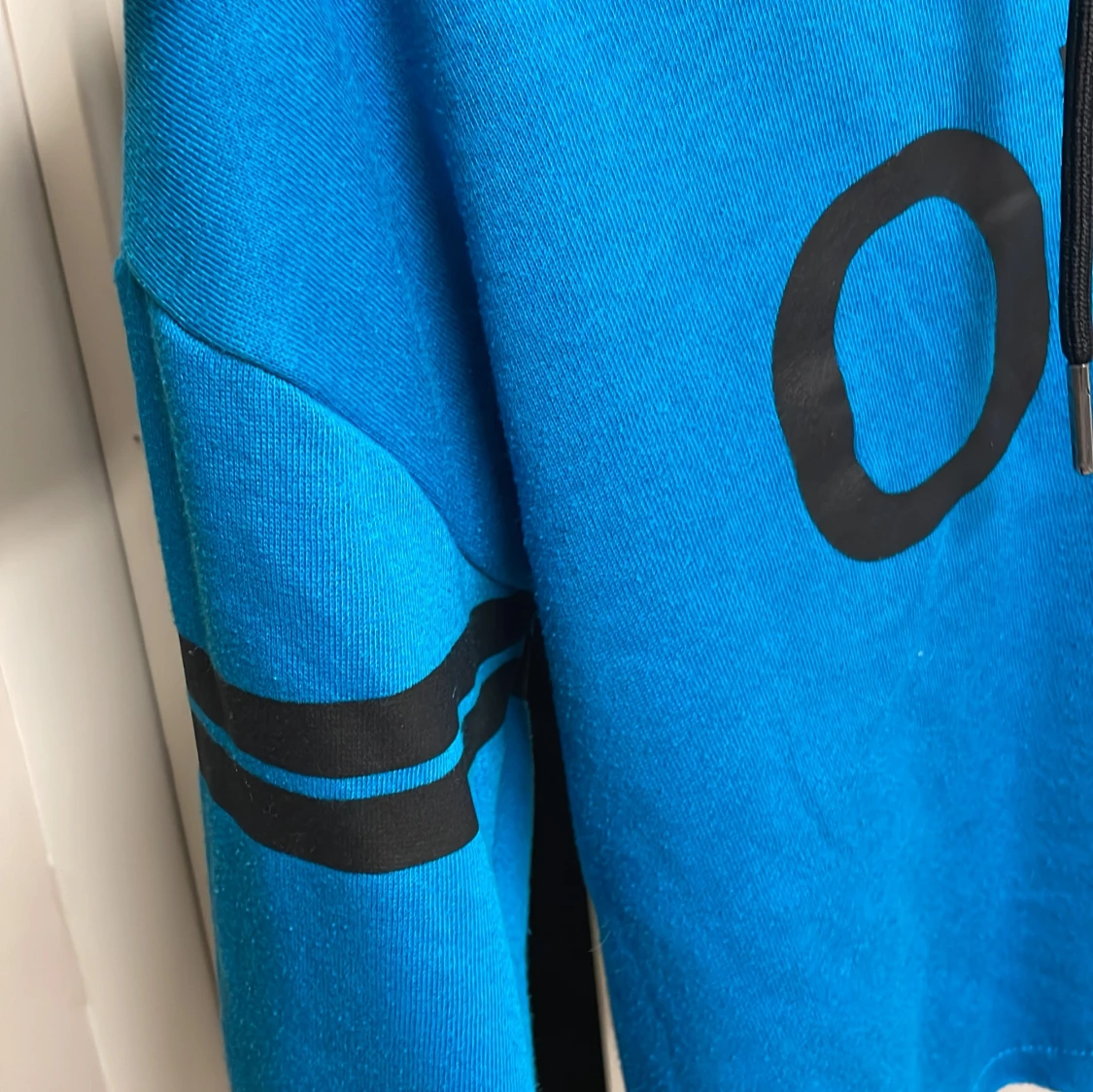 Blå croppad hoodie från OTP - 3