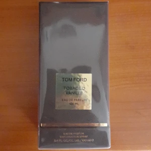 Tom Ford Tobacco Vanille Eau de Parfum 100 ml - Säljer en lyxig Tom Ford Tobacco Vanille Eau de Parfum i en elegant mörk förpackning. Flaskan innehåller 100 ml av denna ikoniska doft med noter av tobak och vanilj. Perfekt för den som älskar en djup och varm doftupplevelse. Helt nu oöppnad. Säljer den eftersom jag rensar min collektion.