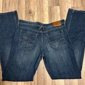 Lågmidjade jeans - Ett par fina byxor från Tommy hilfiger som inte används längre därmed säljs dom!🥰