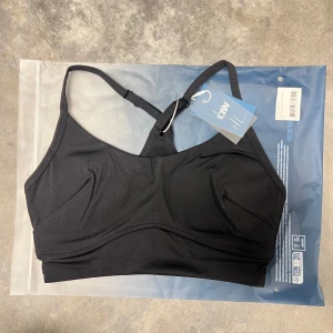 Svart sporttopp från ICANIWILL - Sporttopp från ICANIWILL med smala axelband och brottarrygg. Kommer i originalförpackning. Nypris 449kr.