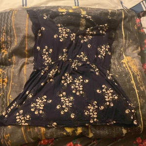 Tröja med see through rygg! - Jättefin tröja med see through spets vid axlarna, köpt secondhand och har ej blivit använd av mig 💙