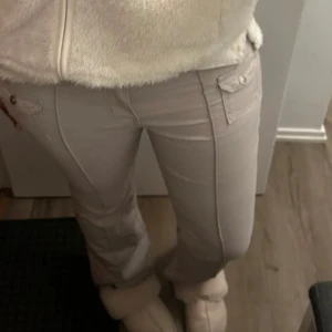 Jeans från H&M  - Beiga byxor från H&M Divided i storlek 40