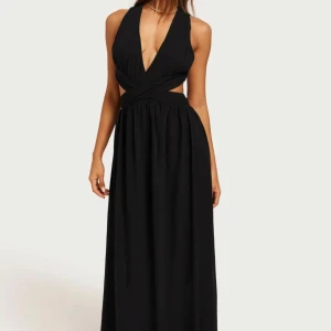 Svart balklänning med öppen rygg - Like a vision dress från Nelly. Balklänning med öppen rygg och djup v ringning.