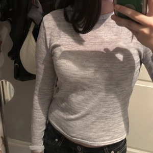 Öppen rygg  - Grå tröja med öppen rygg 