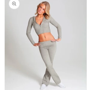 Catania sett🩶 - Säjler mitt Catania sett i grå. Använd 1 gång så inga tecken på användning!!💋❤️Dom är i st S. Se de två sista bilderna för storlekens mått på båda tröja och byxor!❤️