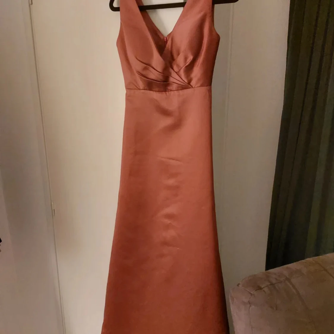 Rosa långklänning med v-ringning - 1