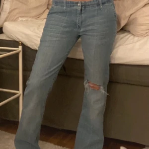 Blå jeans med slitningar - Snygga blå jeans med slitningar på knäna.