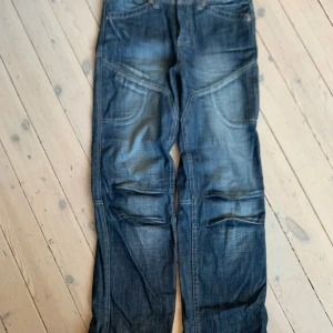 Baggy mörkblå jeans ❤️ - Baggy mörkblå jeans med snygga fickor och detaljer, nästintill oanvända 💘💘