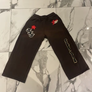 Broken Planet Sweats - Riktigt sköna och snygga mjukisbyxor från Broken Planet. Baggy och bekväm. OBS! Inte köpta från Broken Planet.