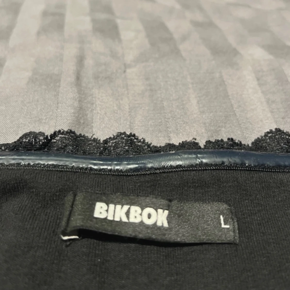Ett matchade set med svarta rosetter från bikbok storlek:L - 2