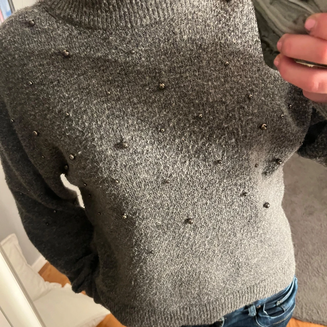 Grå stickad tröja med pärlor - 1