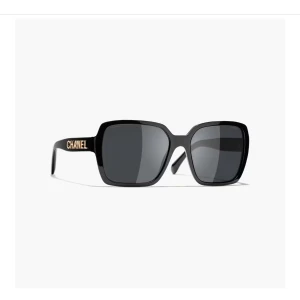 Äkta chanel square sunglasses - Säljer mina äkta chanel square sunglasses i svart MED KVITTO, då dem inte kommer till användning mer. Hela presentationen ingår : Chanel Boxen, givetvis solglasögonen, Skyddväskan, rengöringspray, putsduk & kvitto. Går även att hämtas upp.