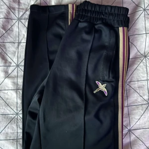 Axel arigato bee bird track pants - Tja säljer mina snygga Axel arigato byxor! Mycket bra skick!  Storlek: S  Skick: 9/10+  Hör av dig för frågor och funderingar!😊  (Nya bilder kommer snart up!)  Finns i Karlskrona/jönköping