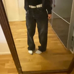 Baggy jeans med broderi, y2k - Baggy jeans med broderi på vänstra sidan längden är lång för mig som e 160. Lite slitet längst ned. Notera att jag sytt ihop bakfickorna då ”locket” på dem åker upp
