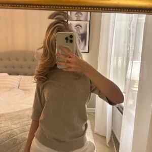 Beige tröja med trekvartsärm - Säljer en stilren beige tröja med trekvartsärm. Perfekt för en avslappnad look. Tröjan har en mjuk och bekväm passform.