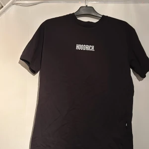 Svart t-shirt från Hoodrich - Tja! Säljer nu min hoodrich tshirt för den inte kommer till någon användning, den är använd ett par få tal gånger men är fortfarande i jätte bra skick