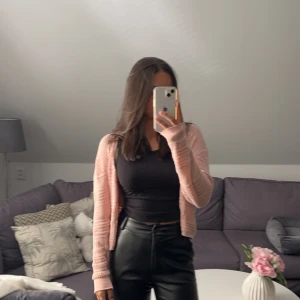 Rosa stickad kofta  - Rosa stickad kosta i storlek S. Köparen står för frakten!💗